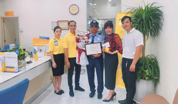 Nhân viên bảo vệ PVcomBank trả lại 500 triệu đồng khách hàng