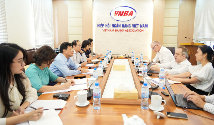 VNBA Secretary General and WB experts talked on financial inclusion