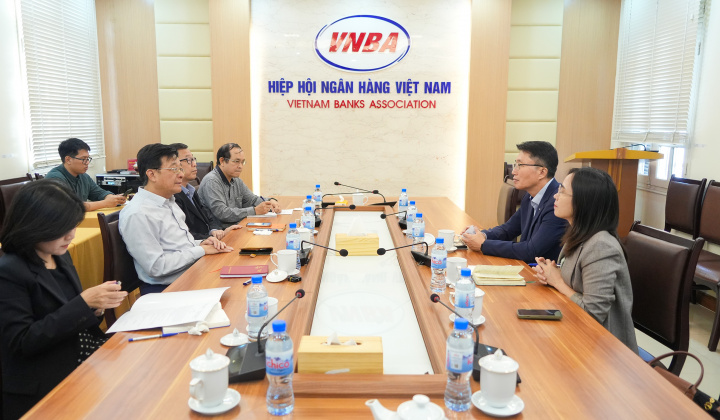 Phó Chủ tịch kiêm Tổng Thư ký Nguyễn Quốc Hùng tiếp lãnh đạo Shinhan Bank Việt Nam