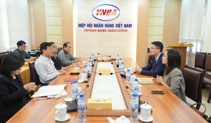 Phó Chủ tịch kiêm Tổng Thư ký Nguyễn Quốc Hùng tiếp lãnh đạo Shinhan Bank Việt Nam