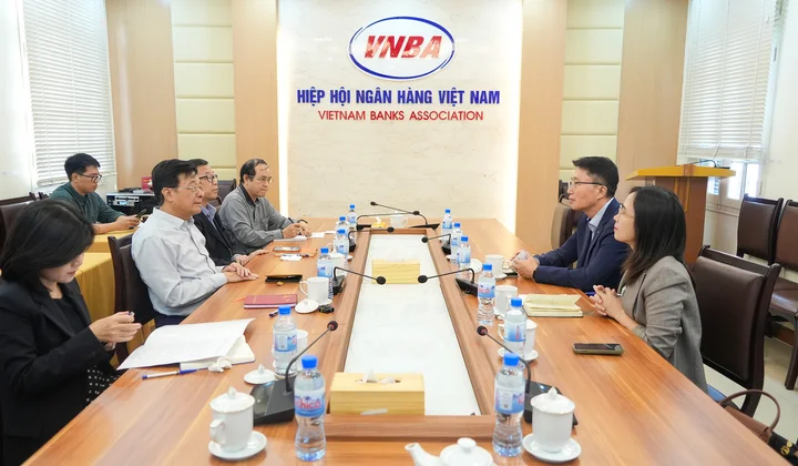 Phó Chủ tịch kiêm Tổng Thư ký Nguyễn Quốc Hùng tiếp lãnh đạo Shinhan Bank Việt Nam