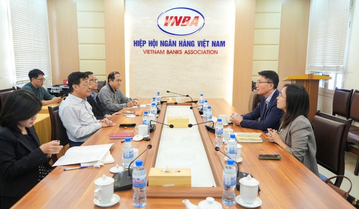 VNBA received leader of Shinhan Bank Vietnam