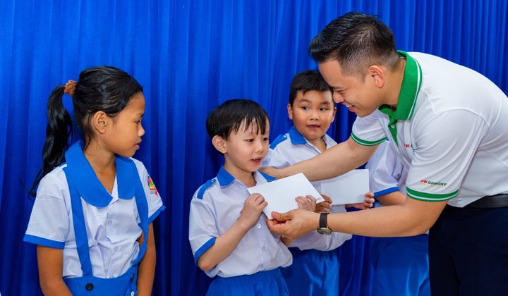 FE CREDIT tặng 100 suất học bổng cho học sinh khó khăn tại Bạc Liêu