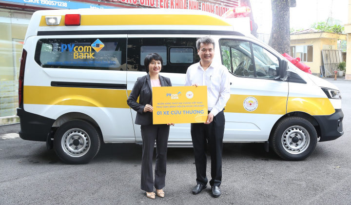 PVcomBank trao tặng xe cứu thương cho Bệnh viện Đa khoa Vân Đình