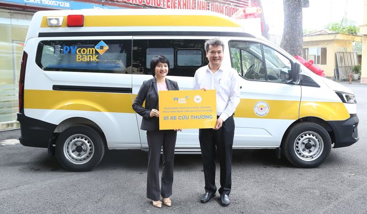PVcomBank trao tặng xe cứu thương cho Bệnh viện Đa khoa Vân Đình