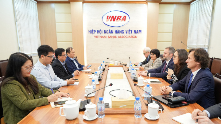 Vietnam Banks Association talked with the Polish Embassy delegation