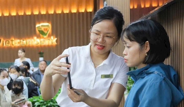 Ngân hàng tăng ca Thứ 7, Chủ nhật hỗ trợ cập nhật tài khoản trước hạn 1/1/2025