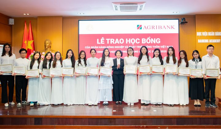 Agribank trao 60 suất học bổng cho sinh viên Học viện Ngân hàng