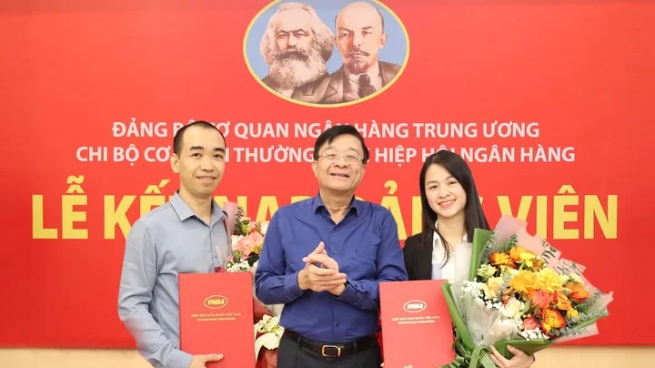 Chi bộ Cơ quan Thường trực Hiệp hội Ngân hàng Việt Nam kết nạp đảng viên mới