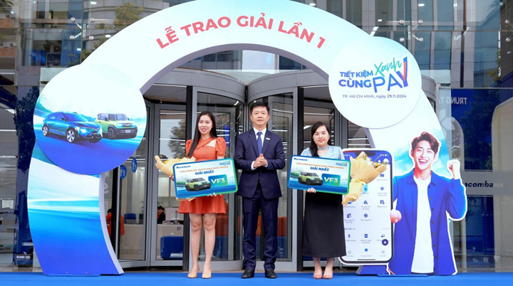 Sacombank trao thưởng 2 xe VinFast VF3 cho khách hàng