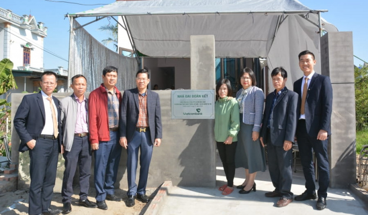 Vietcombank Hải Dương tặng nhà đại đoàn kết cho hộ nghèo huyện Bình Giang