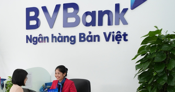 Đến ngân hàng giao dịch đầu năm nhận lì xì