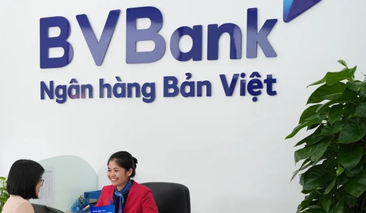 Đến ngân hàng giao dịch đầu năm nhận lì xì
