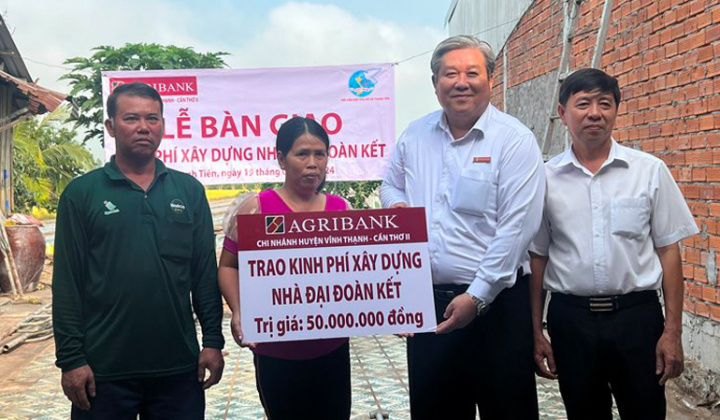 Agribank Cần Thơ II tặng kinh phí xây dựng nhà đại đoàn kết