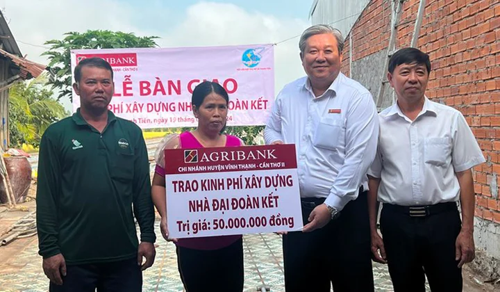 Agribank Cần Thơ II tặng kinh phí xây dựng nhà đại đoàn kết
