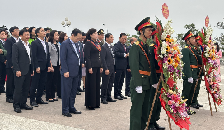 Đoàn công tác của Ngân hàng Nhà nước Việt Nam dâng hương tại Tượng đài Bác Hồ trên Công trình Thủy điện Hòa Bình