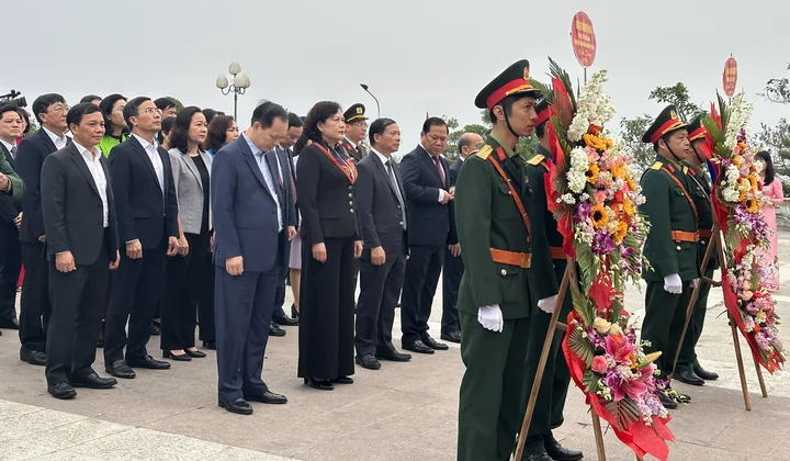 Đoàn công tác của Ngân hàng Nhà nước Việt Nam dâng hương tại Tượng đài Bác Hồ trên Công trình Thủy điện Hòa Bình