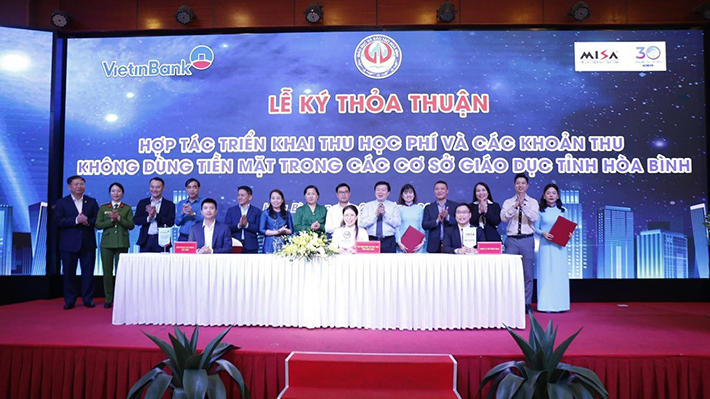 VietinBank Hòa Bình triển khai thu học phí không dùng tiền mặt