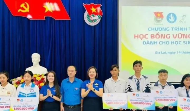 Đoàn thanh niên Vietcombank Gia Lai và Bắc Gia Lai trao tặng học bổng