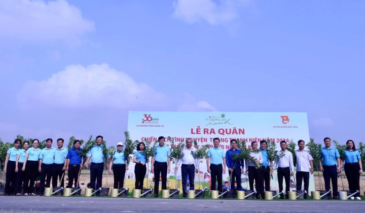 Agribank Long An ra quân trồng cây xanh và trao tặng nhà tình nghĩa
