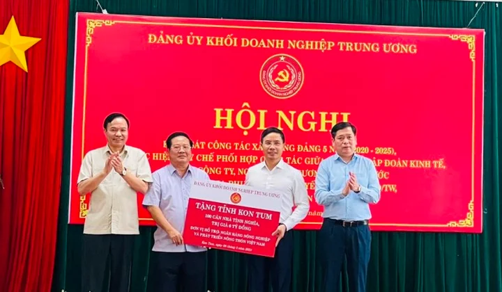 Agribank tặng 06 tỷ đồng xây 100 căn nhà tình nghĩa cho người nghèo 2 xã miền núi tỉnh Kon Tum