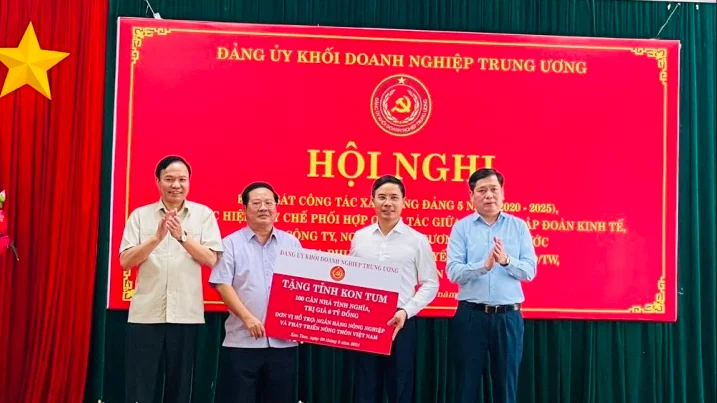 Agribank tặng 06 tỷ đồng xây 100 căn nhà tình nghĩa cho người nghèo 2 xã miền núi tỉnh Kon Tum