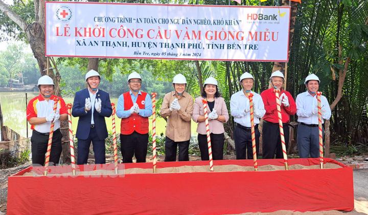 HDBank tiếp tục xây cầu ‘nối nhịp yêu thương’ tại miền sông nước Cửu Long