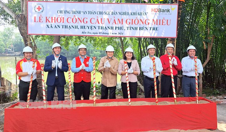 HDBank tiếp tục xây cầu ‘nối nhịp yêu thương’ tại miền sông nước Cửu Long