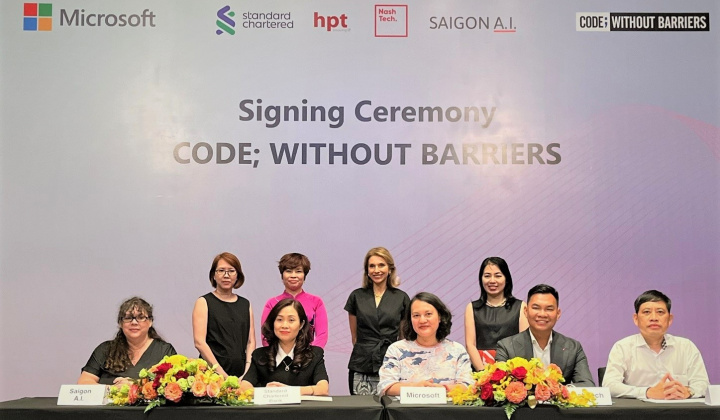 Standard Chartered hợp tác với Microsoft để trao quyền cho phụ nữ thông qua Chương trình "Code; Without Barriers"