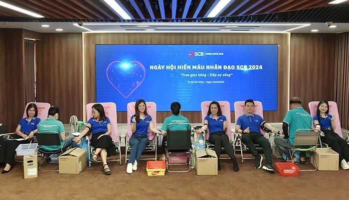 Gần 200 cán bộ, nhân viên và người thân của SCB hiến máu tình nguyện