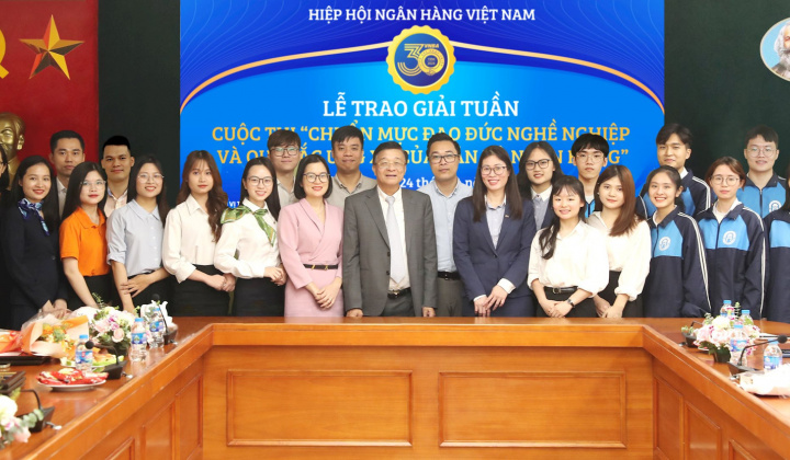 Trao giải Tuần cuộc thi "Chuẩn mực đạo đức nghề nghiệp và quy tắc ứng xử của cán bộ ngân hàng”