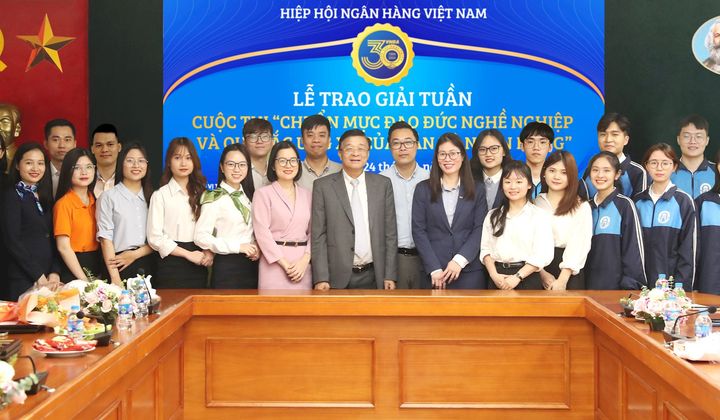 Trao giải Tuần cuộc thi "Chuẩn mực đạo đức nghề nghiệp và quy tắc ứng xử của cán bộ ngân hàng”