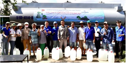 Đoàn thanh niên ngân hàng SaiGonBank tặng nước ngọt cho bà con vùng hạn, mặn