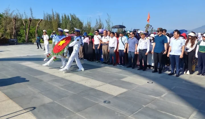 Đoàn công tác ngành Ngân hàng thăm cán bộ, chiến sĩ và nhân dân huyện đảo Trường Sa