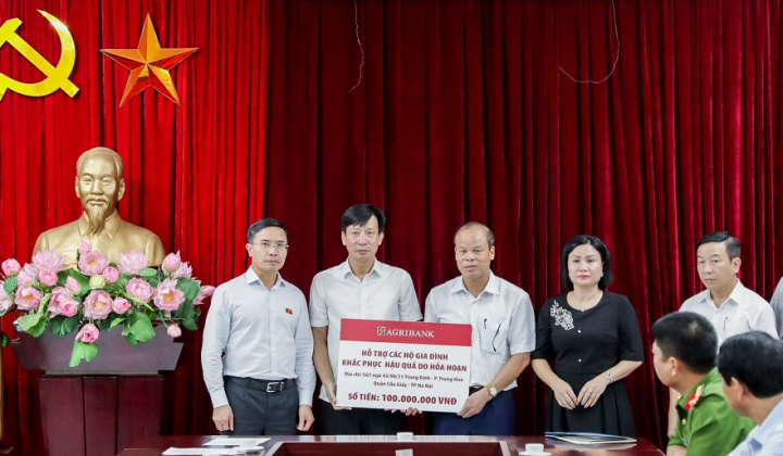 Agribank thăm hỏi và hỗ trợ các nạn nhân vụ hỏa hoạn tại Trung Kính