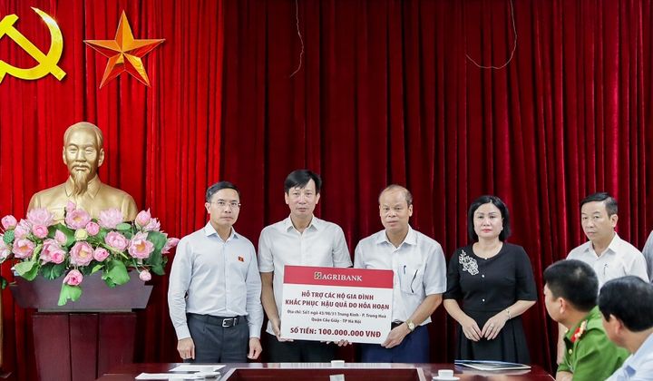 Agribank thăm hỏi và hỗ trợ các nạn nhân vụ hỏa hoạn tại Trung Kính