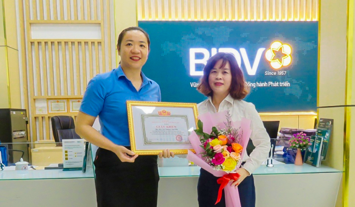 NHNN chi nhánh Phú Yên khen thưởng giao dịch viên ngăn chặn vụ lừa đảo