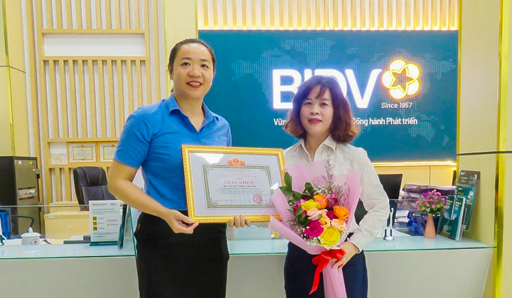 NHNN chi nhánh Phú Yên khen thưởng giao dịch viên ngăn chặn vụ lừa đảo
