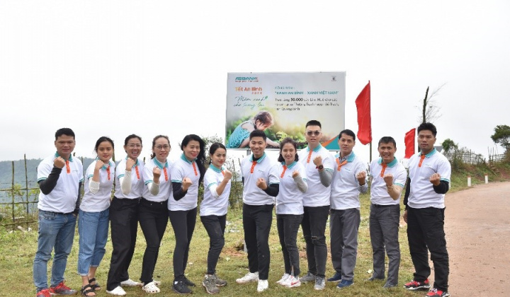 ABBANK gây quỹ 50.000 cây gỗ lớn cho các gia đình khó khăn tỉnh Quảng Bình