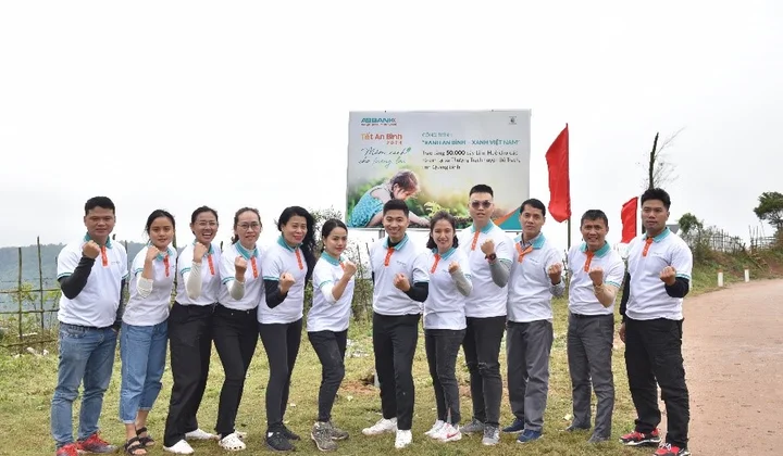 ABBANK gây quỹ 50.000 cây gỗ lớn cho các gia đình khó khăn tỉnh Quảng Bình