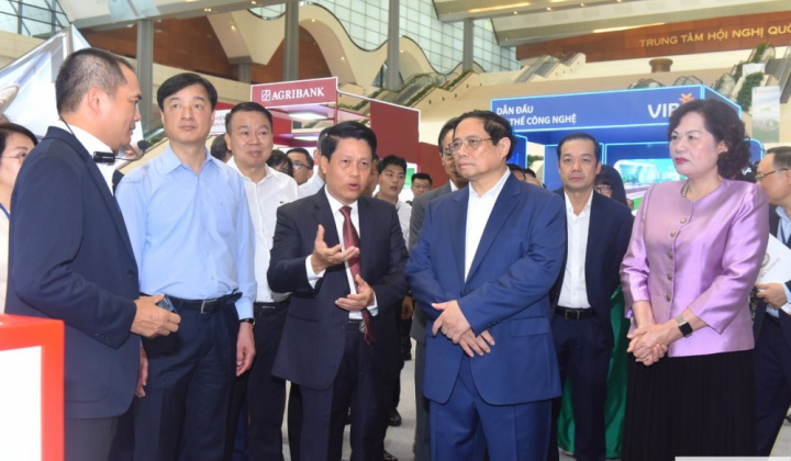 Thủ tướng Chính phủ tham quan triển lãm sản phẩm, công nghệ chuyển đổi số ngành Ngân hàng
