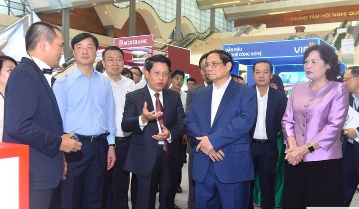 Thủ tướng Chính phủ tham quan triển lãm sản phẩm, công nghệ chuyển đổi số ngành Ngân hàng