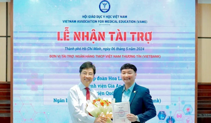 Vietbank tài trợ Hội Giáo dục Y học Việt Nam 300 triệu đồng
