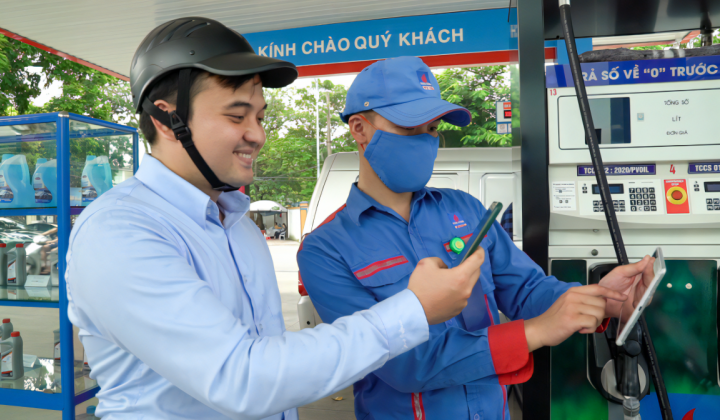 PVcomBank hoàn tới 180.000 đồng cho khách mua xăng qua QR Code