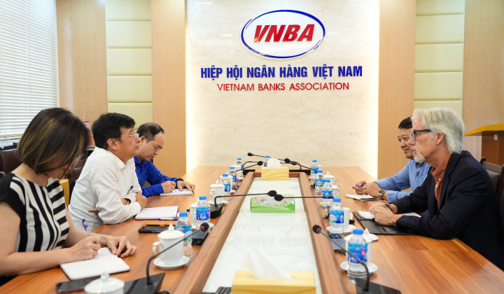 VNBA Secretary General received and talked with IFC Country Manager