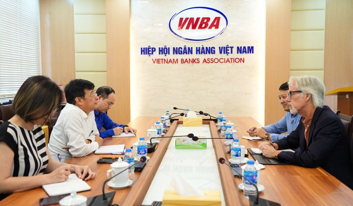 VNBA Secretary General received and talked with IFC Country Manager