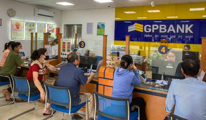 Cán bộ GPBank giúp khách hàng thoát bẫy lừa đảo