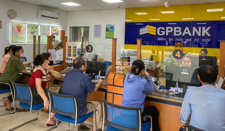 Cán bộ GPBank giúp khách hàng thoát bẫy lừa đảo