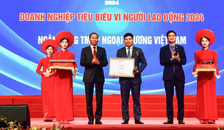 Vietcombank lần thứ năm liên tiếp nhận Bằng khen “Doanh nghiệp tiêu biểu vì người lao động”