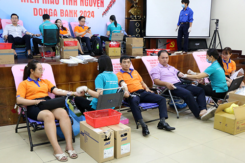 DongA Bank tổ chức hiến máu tình nguyện dịp kỷ niệm 32 năm thành lập